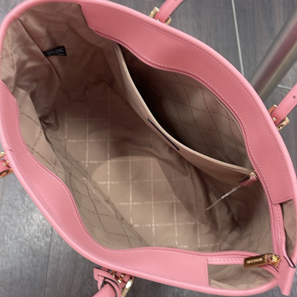 MICHAEL KORS
Jet Set Travel Lg Top Zip Shoulder Tote Saffiano Leather
Carnation - Picture 5 of 16